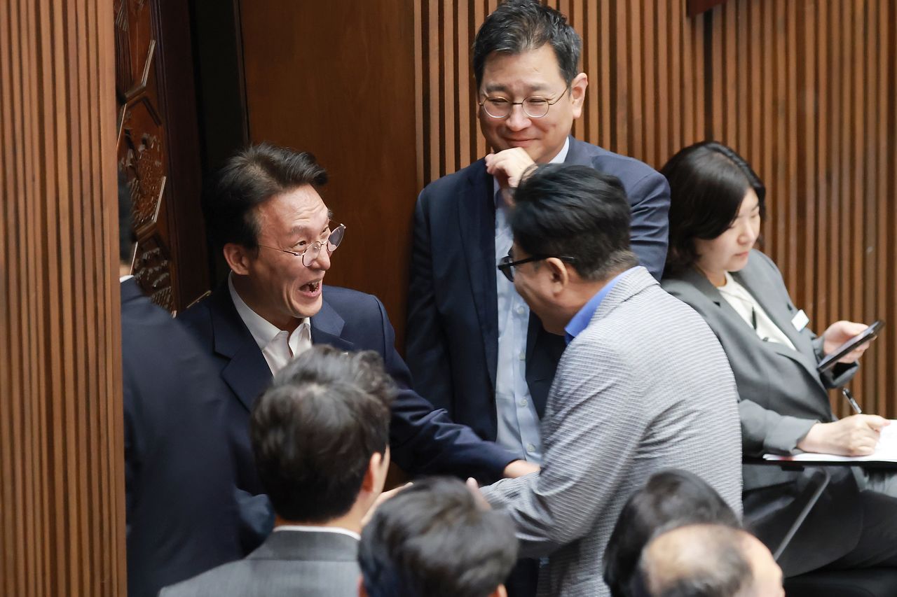 김민석 더불어민주당 대표가 지난 7월 30일 국회에서 열린 7월 임시국회 제3차 본회의에서 본회의장을 떠나는 동료 의원들과 인사하고 있다. 연합뉴스