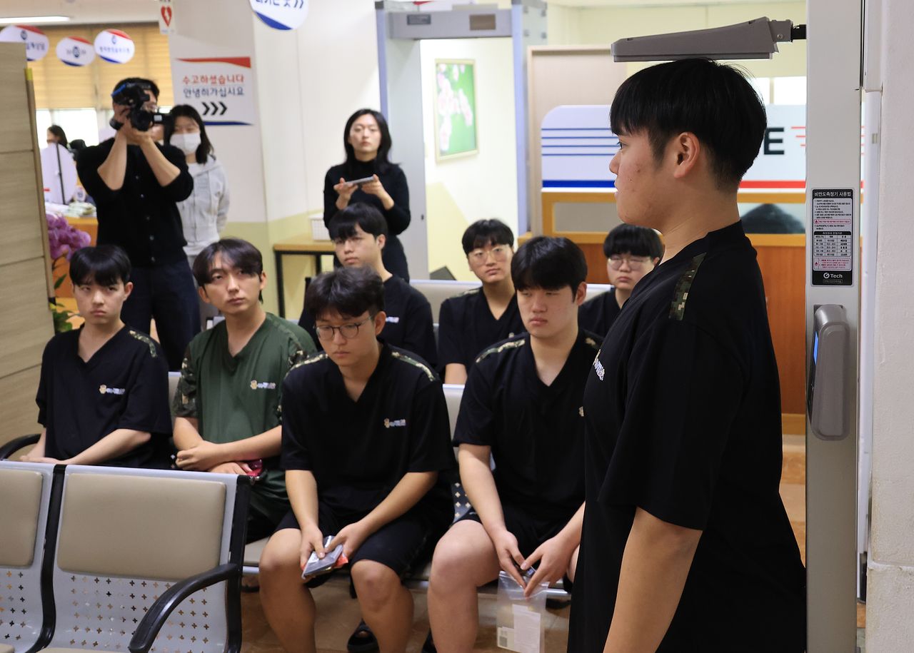 2026년 병역판정검사가 시작된 지난 1월 15일 영등포구 서울지방병무청에서 병역판정 대상자들이 키를 재고 있다. 연합뉴스