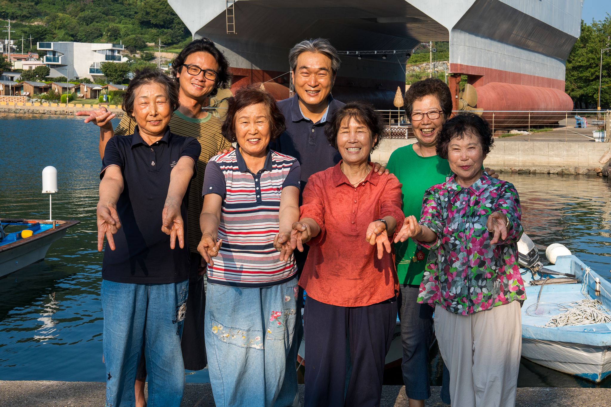 거제 칠천도 옥계마을 서정영 이장(뒷줄 가운데)과 주민들. 요즘 유행하는 ‘거제 야호’ 포즈를 하고 카메라 앞에 섰다. 백종현 기자 