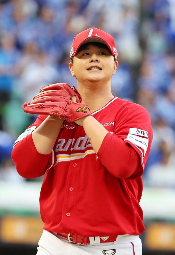 8회 무실점으로 막은 SSG 김민   (인천=연합뉴스) 임순석 기자 = 11일 인천 SSG랜더스필드에서 열린 2025 프로야구 KBO리그 포스트시즌 준플레이오프 2차전 삼성 라이온즈와 SSG 랜더스의 경기. 8회초 SSG 네 번째 투수 김민이 무실점으로 막은 후 웃으며 더그아웃으로 향하고 있다. 2025.10.11   soonseok02@yna.co.kr (끝)  〈저작권자(c) 연합뉴스, 무단 전재-재배포, AI 학습 및 활용 금지〉