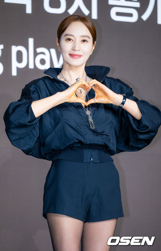 [OSEN=민경훈 기자] 쿠팡플레이 시리즈 '지금 불륜이 문제가 아닙니다' 제작발표회가 28일 서울 중구 앰배서더 서울 풀만 호텔에서 열렸다.'지금 불륜이 문제가 아닙니다'(이창희 감독)는 행복한 가정을 팔아온 인기 인플루언서 부부와 진흙탕 이혼 소송 중인 이웃집 의사 부부가 불륜조차 하찮아지는 감당 불가한 비밀로 얽히면서 폭주하는 연쇄 추돌 블랙 코미디. 김혜수, 조여정, 김지훈, 김재철 등이 출연한다.배우 김혜수가 포즈를 취하고 있다. 2026.07.28 /rumi@osen.co.kr