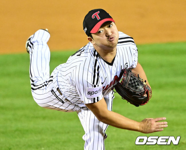 [OSEN=잠실, 최규한 기자] 13일 서울 잠실야구장에서 ‘2023 신한은행 SOL KBO 포스트시즌 한국시리즈’ 5차전 LG 트윈스와 KT 위즈의 경기가 열렸다. 9회초 마운드에 오른 LG 투수 고우석이 힘차게 공을 뿌리고 있다. 2023.11.13 / dreamer@osen.co.kr