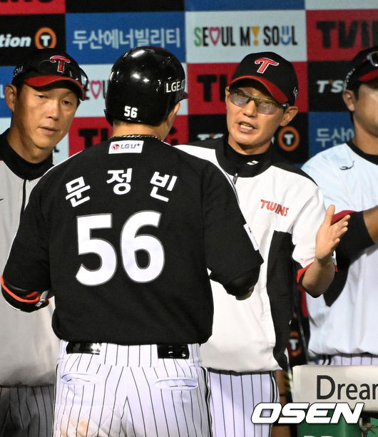 [OSEN=잠실, 이대선 기자] 2일 서울 잠실야구장에서 KBO리그 두산 베어스와 LG 트윈스의 경기가 열렸다.두산은 최승용, LG는 김윤식을 선발로 내세웠다.8회초 1사에서 LG 문정빈이 우중월 솔로 홈런을 치고 더그아웃에서 염경엽 감독과 하이파이브를 하고 있다. 2026.09.02 /sunday@osen.co.kr