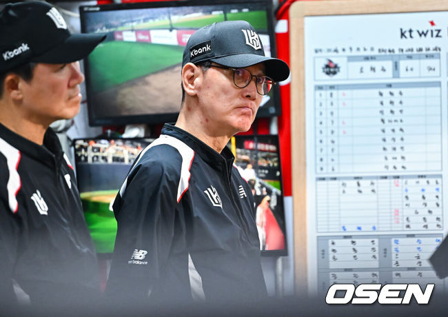 [OSEN=수원, 박준형 기자] 2일 오후 수원KT위즈 파크에서 2026 신한 SOL KBO리그 KT 위즈와 한화 이글스의 경기가 진행됐다.이날 KT는 소형준을, 한화는 류현진을 선발투수로 내세웠다.KT 이강철 감독이 경기를 지켜보고 있다.      2026.09.02 / soul1014@osen.co.kr
