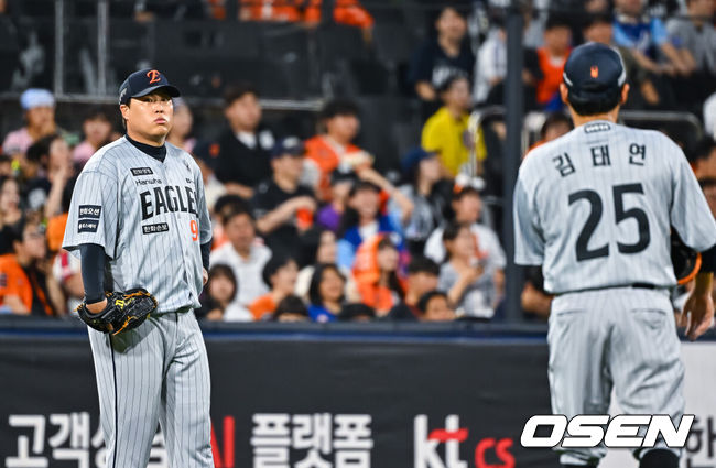 [OSEN=수원, 박준형 기자] 2일 오후 수원KT위즈 파크에서 2026 신한 SOL KBO리그 KT 위즈와 한화 이글스의 경기가 진행됐다.이날 KT는 소형준을, 한화는 류현진을 선발투수로 내세웠다.2회말 2사 1,2루 KT 힐리어드의 1타점 내야안타때 2루 주자 최원준이 득점했다. 타자 힐리어드의 세이프 관련 비디오판독때 류현진이 김태연과 이야기하고 있다.     2026.09.02 / soul1014@osen.co.kr