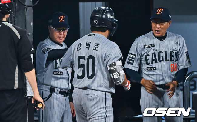 [OSEN=수원, 박준형 기자] 2일 오후 수원KT위즈 파크에서 2026 신한 SOL KBO리그 KT 위즈와 한화 이글스의 경기가 진행됐다.이날 KT는 소형준을, 한화는 류현진을 선발투수로 내세웠다.5회초 1사 1,2루 한화 강백호가 동점 3점 홈런을 날리고 김경문 감독과 하이파이브를 하고 있다.      2026.09.02 / soul1014@osen.co.kr