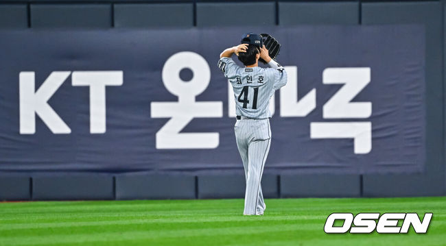 [OSEN=수원, 박준형 기자] 2일 오후 수원KT위즈 파크에서 2026 신한 SOL KBO리그 KT 위즈와 한화 이글스의 경기가 진행됐다.이날 KT는 소형준을, 한화는 류현진을 선발투수로 내세웠다.2회말 1사 2,3루 KT 최원준의 1타점 적시타때 한화 최인호 중견수가 자신의 수비 실책으로 추가 실점 허용한뒤 아쉬워하고 있다.    2026.09.02 / soul1014@osen.co.kr