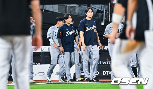 [OSEN=수원, 박준형 기자] 한화 이글스가 또 졌다. 반면 KT 위즈는 한화를 제물로 선두 추격을 이어갔다.프로야구 KT 위즈는 2일 수원KT위즈파크에서 열린 2026 신한 SOL KBO리그 한화 이글스와의 시즌 13차전에서 9-6으로 승리했다.KT는 최근 2연승, 한화전 5연승을 달리며 시즌 68승 3무 43패를 기록했다. 주중 3연전 위닝시리즈를 조기 확보했다. 반면 최근 8연패 수렁에 빠진 한화는 49승 3무 64패가 됐다.경기종료 후 한화 선수들이 팬들에게 인사를 하고 있다.   2026.09.02 / soul1014@osen.co.kr