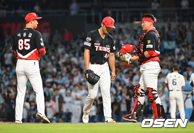 [OSEN=창원, 이석우 기자] 2일 창원NC파크에서 2026 신한 SOL KBO 리그 NC 다이노스와 KIA 타이거즈의 경기가 열렸다. 홈팀 NC는 토다가, 방문팀 KIA는 시라카와가 선발 출전했다. KIA 타이거즈 이의리가 9회말 2사 만루 상황에서 교체되고 있다. 2026.09.02 / foto0307@osen.co.kr