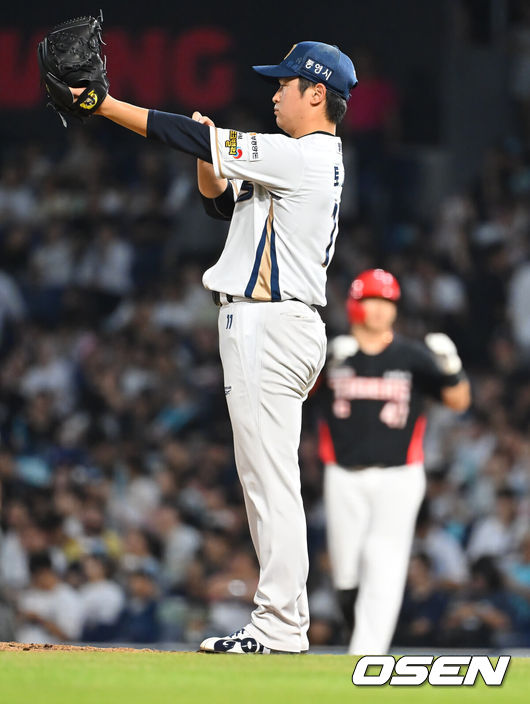 [OSEN=창원, 이석우 기자] 2일 창원NC파크에서 2026 신한 SOL KBO 리그 NC 다이노스와 KIA 타이거즈의 경기가 열렸다. 홈팀 NC는 토다가, 방문팀 KIA는 시라카와가 선발 출전했다. NC 다이노스 토다가 4회초 KIA 타이거즈 나성범에게 우익수 왼쪽 안타를 맞고 아쉬워하고 있다. 2026.09.02 / foto0307@osen.co.kr