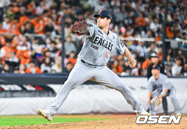 [OSEN=수원, 박준형 기자] 2일 오후 수원KT위즈 파크에서 2026 신한 SOL KBO리그 KT 위즈와 한화 이글스의 경기가 진행됐다.이날 KT는 소형준을, 한화는 류현진을 선발투수로 내세웠다.7회말 한화 짐머맨 투수가 역투하고 짐머맨이 역투하고 있다.     2026.09.02 / soul1014@osen.co.kr