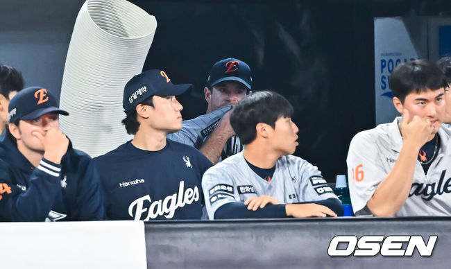 [OSEN=수원, 박준형 기자] 2일 오후 수원KT위즈 파크에서 2026 신한 SOL KBO리그 KT 위즈와 한화 이글스의 경기가 진행됐다.이날 KT는 소형준을, 한화는 류현진을 선발투수로 내세웠다.7회말 역전 허용한 한화 짐머맨이 강판된 뒤 아쉬워하고 있다.     2026.09.02 / soul1014@osen.co.kr