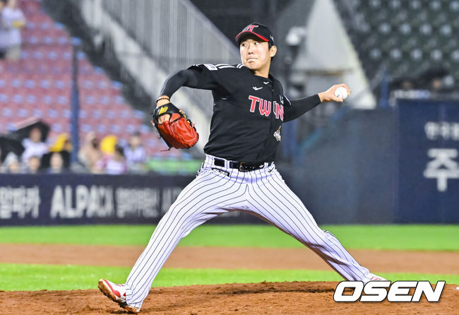 [OSEN=잠실, 박준형 기자] 1일 오후 서울 잠실구장에서 2026 신한 SOL KBO리그 두산 베어스와 LG 트윈스의 경기가 진행됐다.이날 경기 두산은 잭로그를, LG는 임찬규를 선발투수로 내세웠다.9회말 LG 손주영 투수가 역투하고 있다.   2026.09.01 / soul1014@osen.co.kr