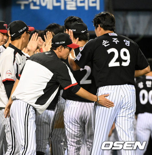 [OSEN=잠실, 이대선 기자] 프로야구 LG 트윈스가 두산 베어스와 '잠실 라이벌전'에서 이틀 연속 승리하며 위닝을 확보했다.LG는 2일 서울 잠실구장에서 열린 2026 KBO리그 두산과 경기에서 5-1로 승리했다.LG는3위 자리를 지켰고, 5위 두산과 승차를 4경기 차이로 벌렸다.경기 종료 후 LG 염경엽 감독이 손주영과 승리의 기쁨을 나누고 있다. 2026.09.02 /sunday@osen.co.kr