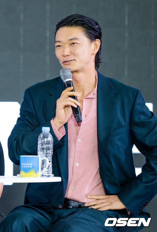 [OSEN=부산, 민경훈 기자] 제30회 부산국제영화제(BIFF) 넷플릭스 오리지널 영화 ‘굿뉴스’ 오픈토크 행사가 19일 부산 해운대구 영화의 전당에서 열렸다.올해 30주년을 맞이한 부산국제영화제는 오는 26일까지 총 64개국 328편의 작품을 만날수 있다.배우 카사마츠 쇼가 오프토크 중 한국어로 질문에 답하고 있다. 2025.09.19 / rumi@osen.co.kr