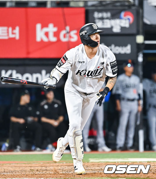[OSEN=수원, 박준형 기자] 2일 오후 수원KT위즈 파크에서 2026 신한 SOL KBO리그 KT 위즈와 한화 이글스의 경기가 진행됐다.이날 KT는 소형준을, 한화는 류현진을 선발투수로 내세웠다.8회말 2사 KT 김민혁이 3루타를 날리고 있다.    2026.09.02 / soul1014@osen.co.kr
