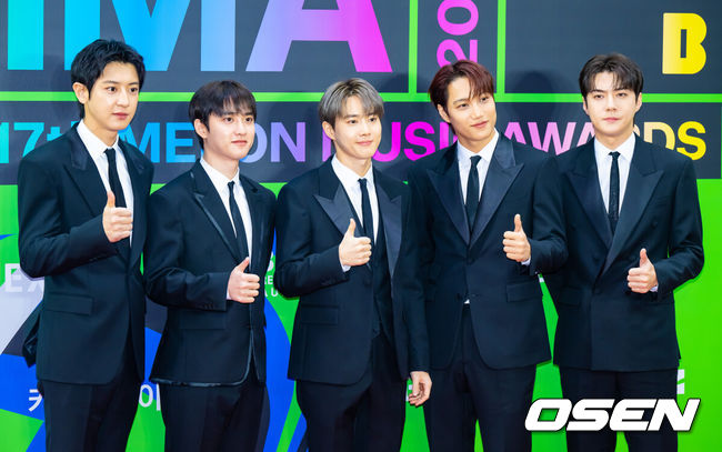 [OSEN=박준형 기자] 2025 멜론뮤직어워드(MMA2025)가 20일 오후 서울 고척스카이돔에서 진행됐다. 이날 행사에는 지드래곤(G-DRAGON), 박재범, 10CM, 지코, 엑소(EXO), 우즈(WOODZ), 제니(JENNIE), 에스파(aespa), 아이브(IVE), 한로로, 보이넥스트도어(BOYNEXTDOOR), 라이즈(RIIZE), 플레이 브(PLAVE), 엔시티 위시(NCT WISH), 아일릿(ILLIT), 하츠투하츠(Hearts2Hearts), 키키(Kiki), 올데 이 프로젝트(ALLDAY PROJECT), 아이딧(IDID), 알파드라이브원(ALPHA DRIVE ONE) 등 초호화 아티스트 라인업으로 꾸려졌다. 그룹 엑소가 포즈를 취하고 있다.   2025.12.20 / soul1014@osen.co.kr