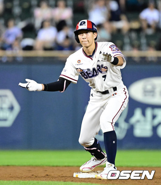 [OSEN=잠실, 최규한 기자] 30일 서울 잠실야구장에서 ‘2026 신한 SOL Bank KBO리그’ 두산 베어스와 키움 히어로즈의 경기가 열렸다.홈팀 두산은 최민석, 방문팀 키움은 전준표를 선발로 내세웠다.4회말 2사 1, 2루 상황 두산 김민석이 달아나는 1타점 2루타를 날리고 2루에 안착해 기뻐하고 있다. 2026.08.30 / dreamer@osen.co.kr