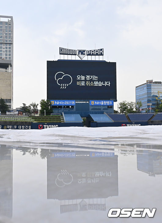 [OSEN=창원, 이석우 기자] 3일 창원NC파크에서 2026 신한 SOL KBO 리그 NC 다이노스와 KIA 타이거즈의 경기가 열릴 예정이었다. 홈팀 NC는 이재학이, 방문팀 KIA는 양현종이 선발 출전할 예정이었다. 갑자기 쏟아진 폭우에 경기가 우천 취소됐다며 전광판을 통해 알리고 있다. 2026.09.03 / foto0307@osen.co.kr