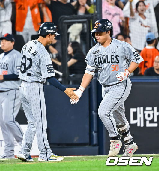 [OSEN=수원, 박준형 기자] 2일 오후 수원KT위즈 파크에서 2026 신한 SOL KBO리그 KT 위즈와 한화 이글스의 경기가 진행됐다.이날 KT는 소형준을, 한화는 류현진을 선발투수로 내세웠다.5회초 1사 1,2루 한화 강백호가 동점 3점 홈런을 날리고 베이스를 돌고 있다.       2026.09.02 / soul1014@osen.co.kr