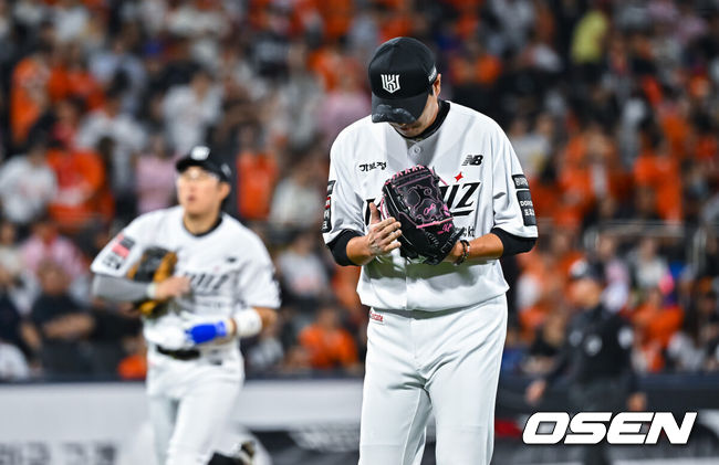 [OSEN=수원, 박준형 기자] 2일 오후 수원KT위즈 파크에서 2026 신한 SOL KBO리그 KT 위즈와 한화 이글스의 경기가 진행됐다.이날 KT는 소형준을, 한화는 류현진을 선발투수로 내세웠다.6회초 한화 공격 막은 KT 우규민 투수가 마운드를 내려가고 있다.       2026.09.02 / soul1014@osen.co.kr