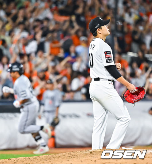 [OSEN=수원, 박준형 기자] 2일 오후 수원KT위즈 파크에서 2026 신한 SOL KBO리그 KT 위즈와 한화 이글스의 경기가 진행됐다.이날 KT는 소형준을, 한화는 류현진을 선발투수로 내세웠다.5회초 1사 1,2루 한화 강백호에게 동점 3점 홈런을 허용한 KT 선발투수 소형준이 아쉬워하고 있다.        2026.09.02 / soul1014@osen.co.kr
