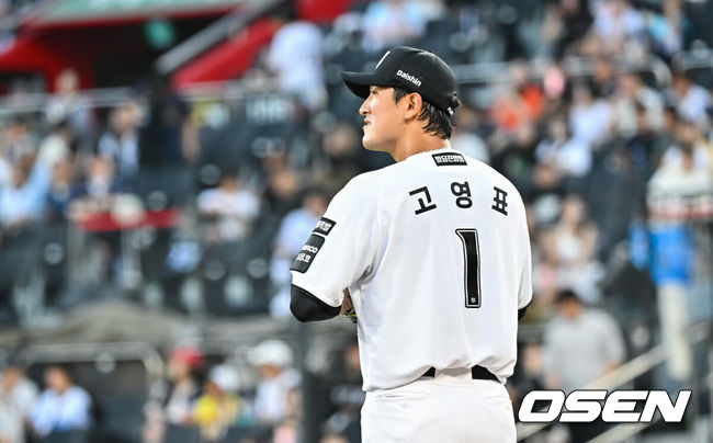 [OSEN=수원, 박준형 기자] 3일 오후 수원KT위즈 파크에서 2026 신한 SOL KBO리그 KT 위즈와 한화 이글스의 경기가 진행됐다.이날 KT는 고영표를, 한화는 왕옌청을 선발투수로 내세웠다.1회초 4타자 연속 안타 허용한 KT 선발투수 고영표가 아쉬워하고 있다.     2026.09.03 / soul1014@osen.co.kr