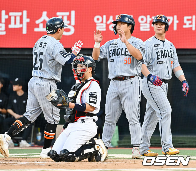 [OSEN=수원, 박준형 기자] 3일 오후 수원KT위즈 파크에서 2026 신한 SOL KBO리그 KT 위즈와 한화 이글스의 경기가 진행됐다.이날 KT는 고영표를, 한화는 왕옌청을 선발투수로 내세웠다.1회초 1사 1,2루 한화 김태연이 3점 홈런을 날리고 주자 강백호, 노시환과 하이파이브를 하고 있다.     2026.09.03 / soul1014@osen.co.kr