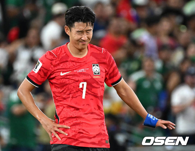 [OSEN=몬테레이(멕시코), 이대선 기자] 홍명보 감독이 이끄는 대한민국 축구대표팀은 25일(이하 한국시간) 오전 10시 멕시코 몬테레이 스타디움에서 개최된 2026 국제축구연맹(FIFA) 북중미 월드컵 조별리그 A조 최종전에서 남아프리카공화국에게 0-1 충격패를 당했다.1승2패가 된 한국은 A조 3위로 밀리며 32강 자력진출에 실패했다. 한국은 나머지 조들의 상황을 따져보고 32강에 진출할 가능성은 남아있다.경기 종료 후 대한민국 손흥민이 패배에 아쉬워하고 있다. 2026.06.25 /sunday@osen.co.kr