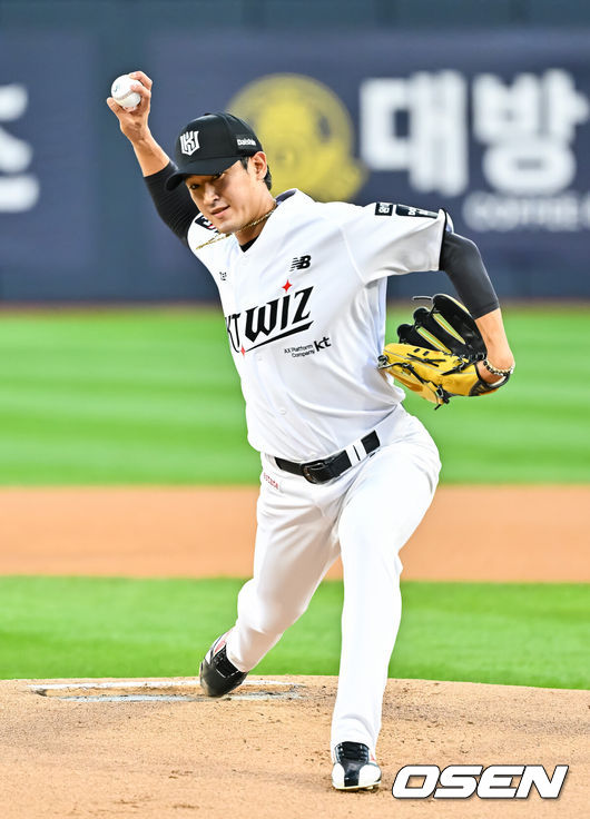 [OSEN=수원, 박준형 기자] 3일 오후 수원KT위즈 파크에서 2026 신한 SOL KBO리그 KT 위즈와 한화 이글스의 경기가 진행됐다.이날 KT는 고영표를, 한화는 왕옌청을 선발투수로 내세웠다.1회초 KT 선발투수 고영표가 역투하고 있다.     2026.09.03 / soul1014@osen.co.kr