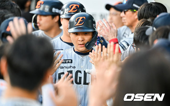 [OSEN=수원, 박준형 기자] 3일 오후 수원KT위즈 파크에서 2026 신한 SOL KBO리그 KT 위즈와 한화 이글스의 경기가 진행됐다.이날 KT는 고영표를, 한화는 왕옌청을 선발투수로 내세웠다.1회초 1사 1,2루 한화 김태연이 3점 홈런을 날리고 동료들의 축하를 받고 있다.     2026.09.03 / soul1014@osen.co.kr