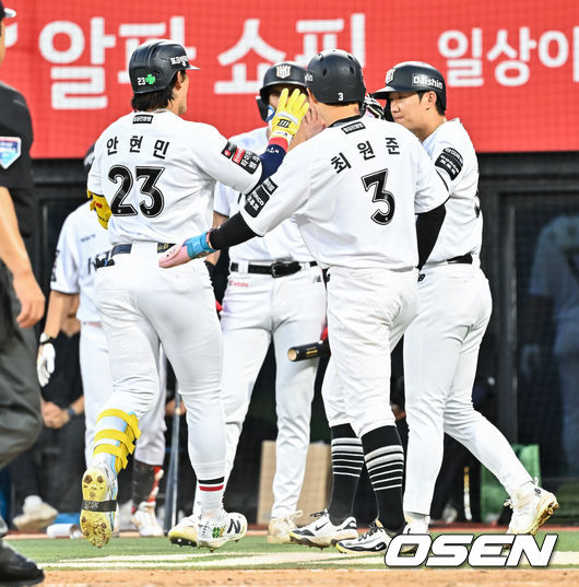 [OSEN=수원, 박준형 기자] 3일 오후 수원KT위즈 파크에서 2026 신한 SOL KBO리그 KT 위즈와 한화 이글스의 경기가 진행됐다.이날 KT는 고영표를, 한화는 왕옌청을 선발투수로 내세웠다.1회초 무사 1,2루 KT 안현민이 3점 홈런을 날리고 홈을 밟고 있다.    2026.09.03 / soul1014@osen.co.kr