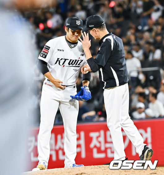 [OSEN=수원, 박준형 기자] 3일 오후 수원KT위즈 파크에서 2026 신한 SOL KBO리그 KT 위즈와 한화 이글스의 경기가 진행됐다.이날 KT는 고영표를, 한화는 왕옌청을 선발투수로 내세웠다.8회초 2사 2루 KT 이강철 감독이 마운드에 올라 박영현 투수를 교체투입 시키며 이야기하고 있다.      2026.09.03 / soul1014@osen.co.kr