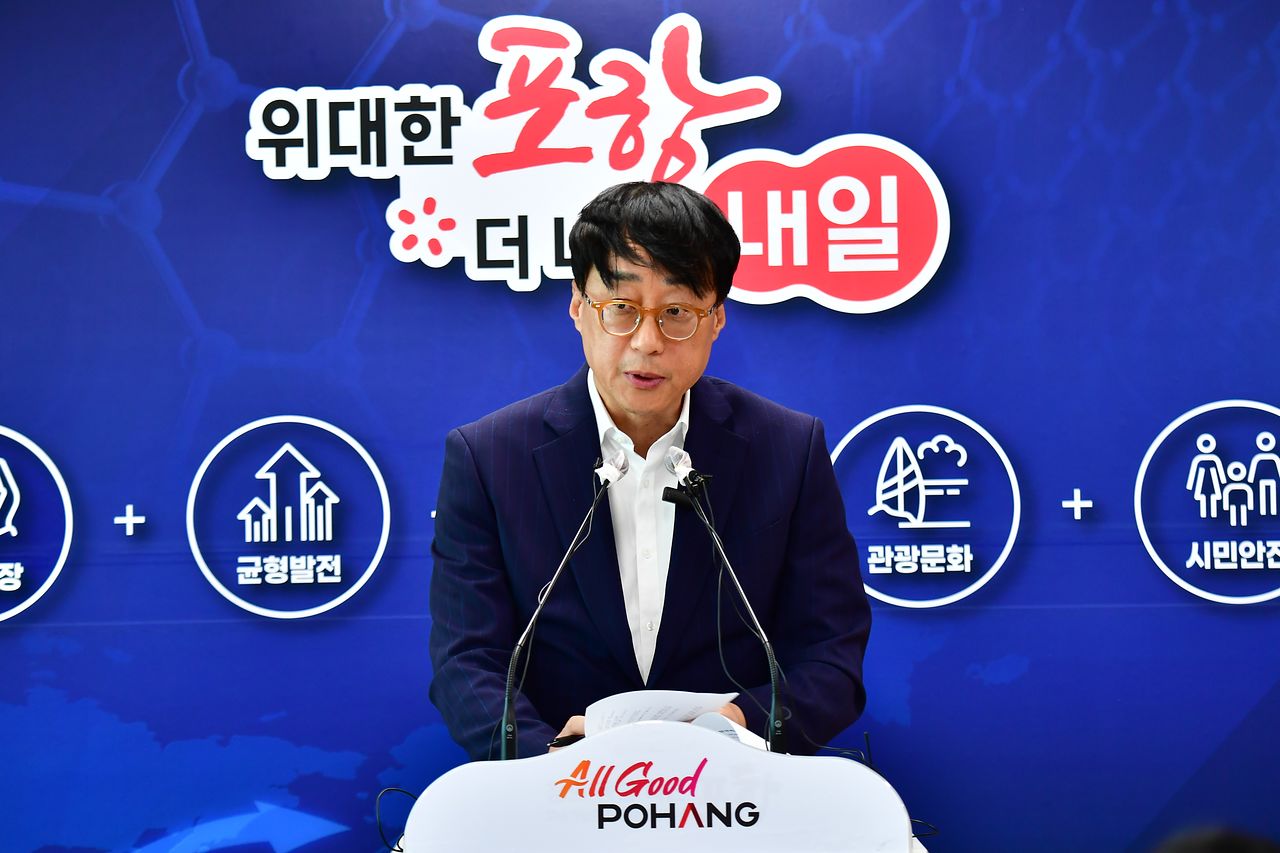 박재관 경북 포항시 자치행정국장이 지난달 24일 시청 브리핑룸에서 '포항시 재정 정상화 및 조직개편 시행을 앞두고 관련 브리핑을 하고 있다.  박 국장은 "시 자체 수입은 정체 감소했지만 복지와 인건비, 국비. 도비 매칭 등 법정 의무적 지출이 계속 늘어나면서 자체 재원만으로는 모든 재원을 감당하기 힘든 수준"이라고 밝혔다. 뉴스1