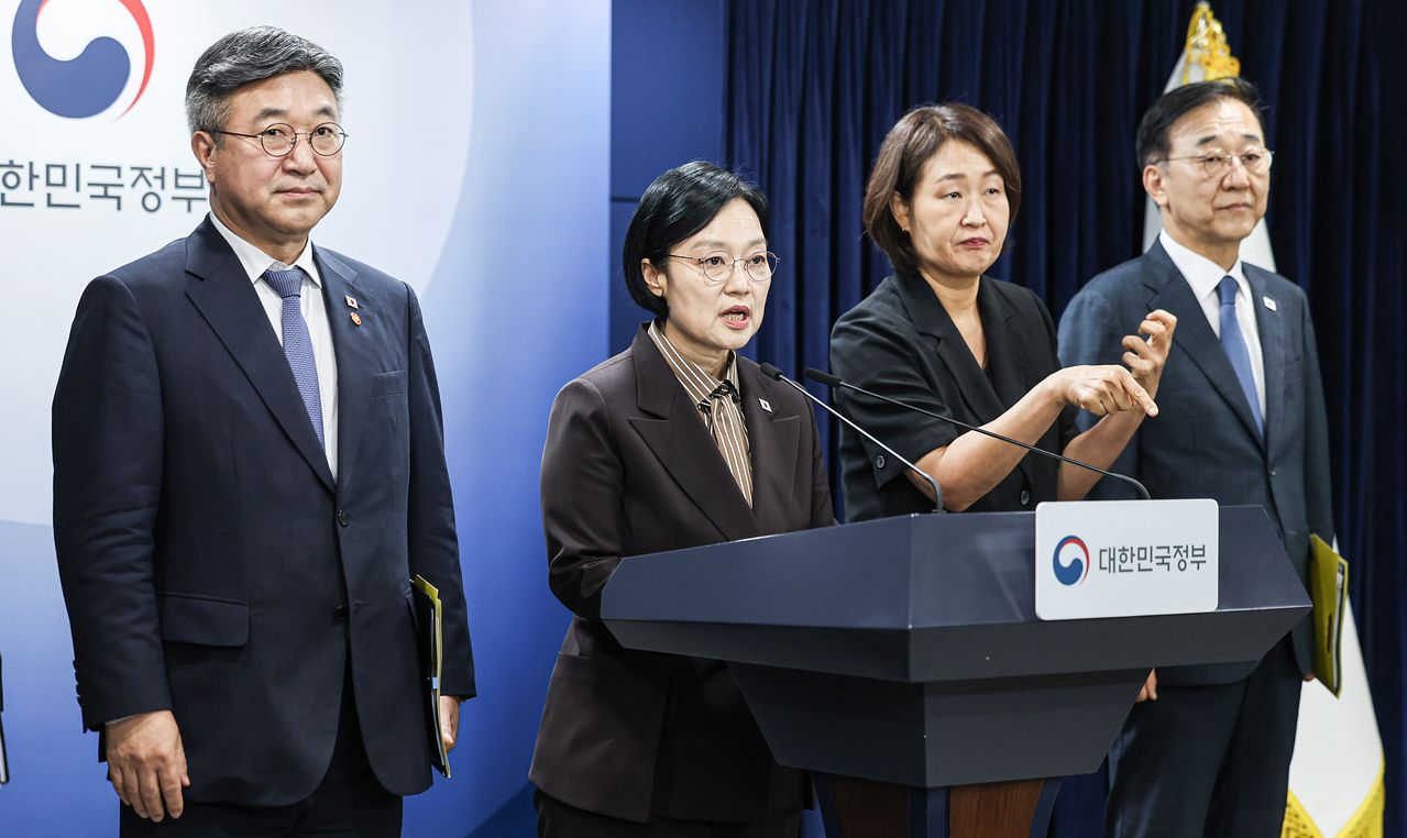 한성숙 국무총리가 3일 정부서울청사 합동브리핑실에서 행정ㆍ공공기관 이전 계획 및 공공기관 기능 개혁 방안을 발표하고 있다. 김경록 기자