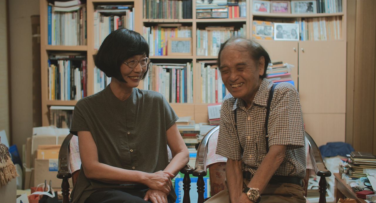 다큐 '사진의 얼굴'(감독 고희영)에 담긴 구와바라 시세이(오른쪽)와 한국인 아내 최화자씨.사진 숨비