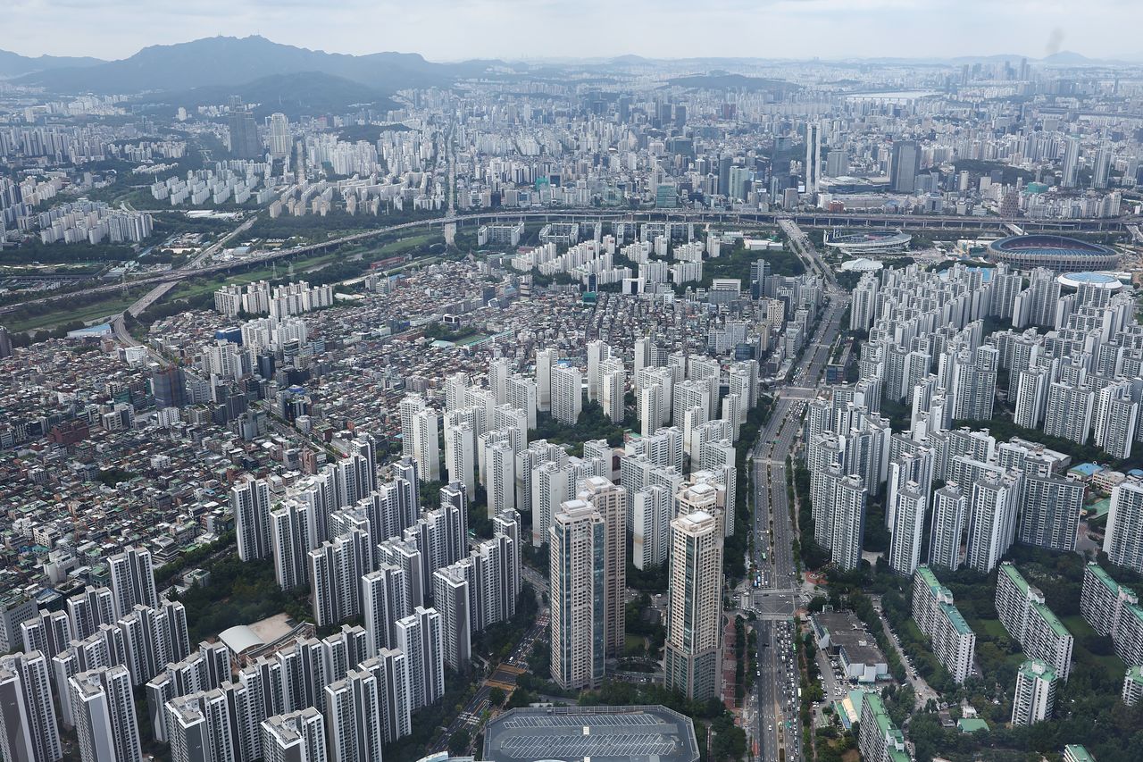 정부는 지난 1일 비거주 1주택자의 종합부동산세 부담을 가중하는 세제개편안을 일부 수정했다. 사진은 서울 송파구 롯데월드타워 전망대에서 바라본 아파트 단지. 뉴스1