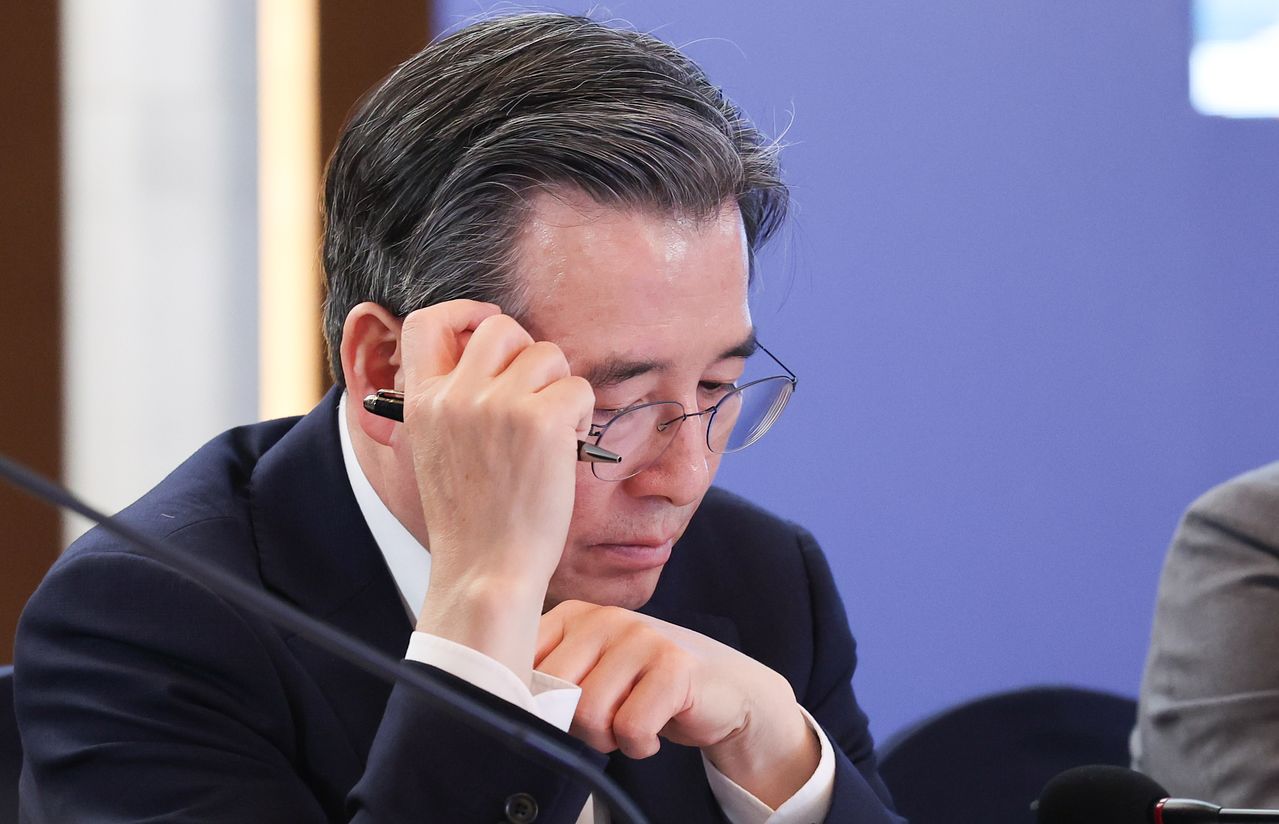 이재명 정부의 경제 정책을 진두지휘해온 김용범 청와대 정책실장이 1일 전격 사퇴했다. 같은 날 정부는 기존에 발표했던 세제개편안 중 종합부동산세 등 일부 내용을 원복시켰다. 중앙일보 정치 토크쇼 ‘불편한 여의도’는 3일 정부의 부동산 정책을 파헤치는 토론을 마련한다. 뉴스1