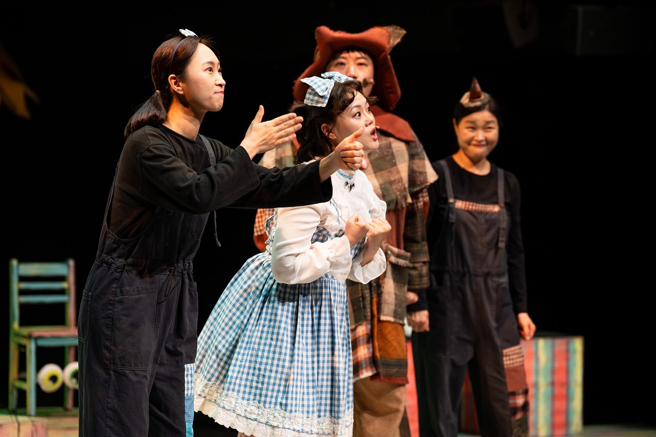 ‘극장의 마법사’ 공연 모습(위 사진)과 ‘옹옹옹’ 연습 장면(아래 사진). 두 작품에서 수어 통역사는 단지 대사를 수어로 옮기는 데 머물지 않는다. 배우와 함께 무대에 올라 연기와 안무를 선보이며 ‘퍼포머’ 역할을 한다. [사진 강동문화재단]