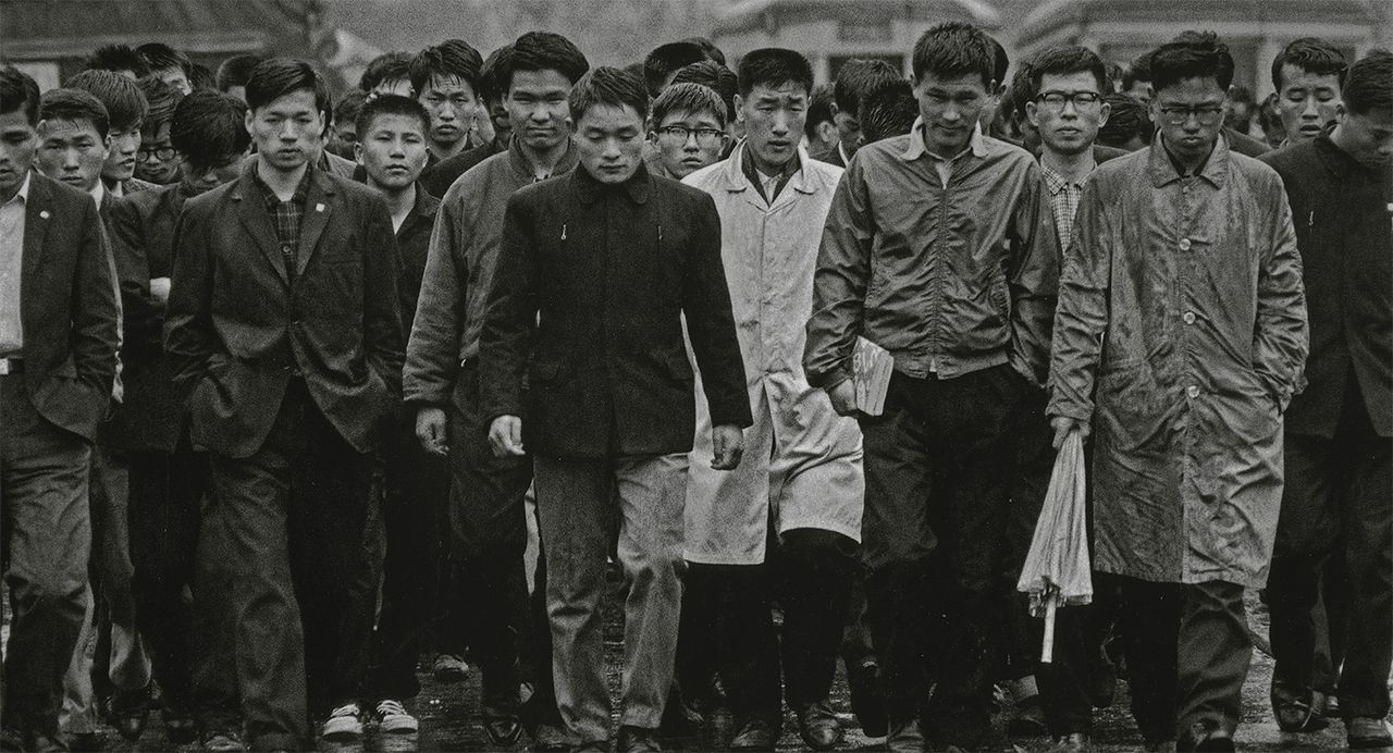 다큐 '사진의 얼굴'에 실린 1964년 서울대생들의 한일 회담 반대 시위 장면. 구와바라 시세이가 처음 한국에 특파원으로 취재와 찍은 현장이었다. 사진 숨비