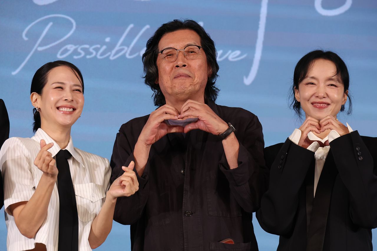 이창동(가운데) 감독이 24년 만에 황금사자상에 도전한다. 사진은 지난달 25일 ‘가능한 사랑’ 제작발표회에 배우들과 참석한 모습. [연합뉴스]