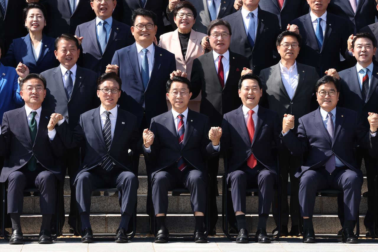 조정식 국회의장과 제22대 국회의원들이 3일 서울 여의도 국회 본청 계단에서 후반기 단체 기념 사진 촬영을 하고 있다. 앞줄 왼쪽부터 신장식 조국혁신당 대표, 김민석 더불어민주당 대표, 조 의장, 장동혁 국민의힘 대표, 우원식 전 국회의장. 뉴스1
