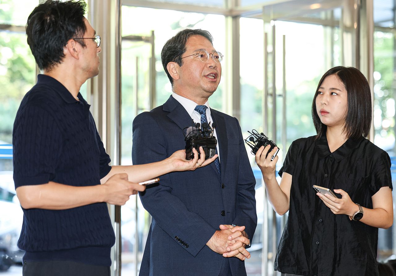 김승원 법무부 장관 후보자가 3일 서울 종로구 적선현대빌딩에 마련된 인사청문회 준비 사무실로 출근하며 취재진의 질문에 답하고 있다. 김경록 기자