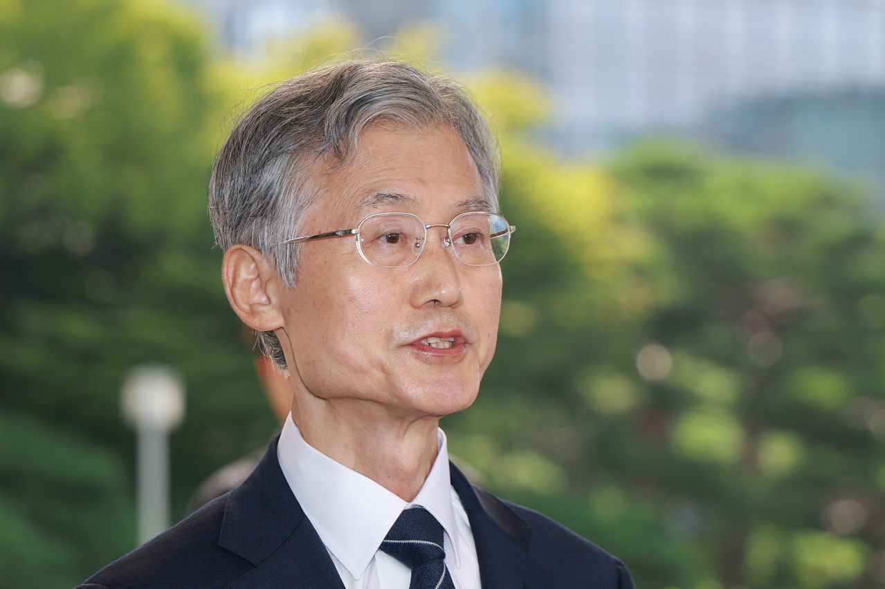 조희대 대법원장이 3일 서울 서초구 대법원으로 출근하며 취재진 질문에 답하고 있다. 연합뉴