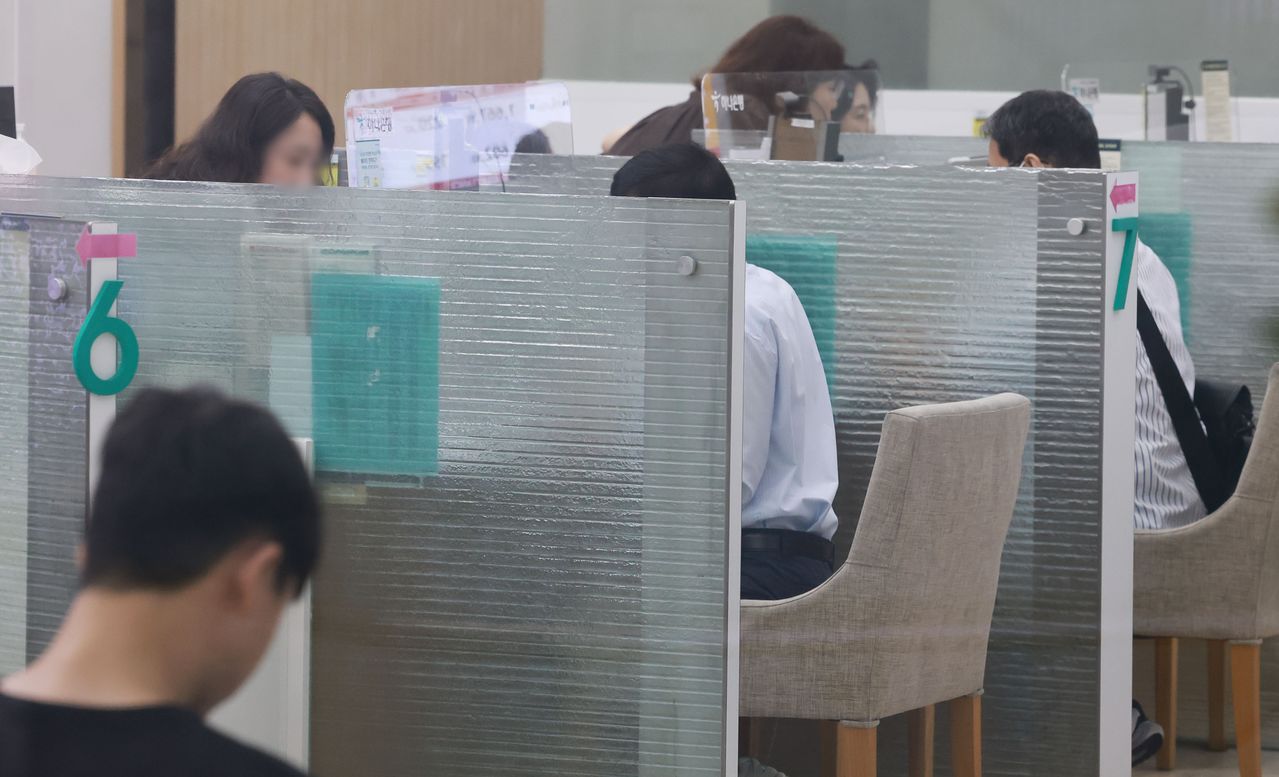 서울 시내 한 은행 창구 모습. 연합뉴스