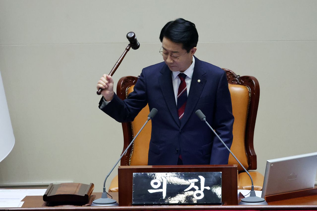 조정식 국회의장이 3일 오후 서울 여의도 국회에서 열린 제439회국회(정기회) 제2차 본회의에서 의사봉을 두드리고 있다. 뉴스1