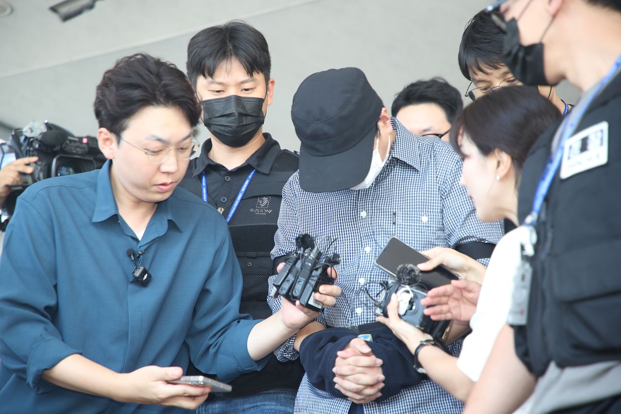 제주 실종사건을 허위 종결한 혐의를 받는 제주서부경찰서 부모 경장이 1일 검찰로 송치되고 있다. [뉴스1]