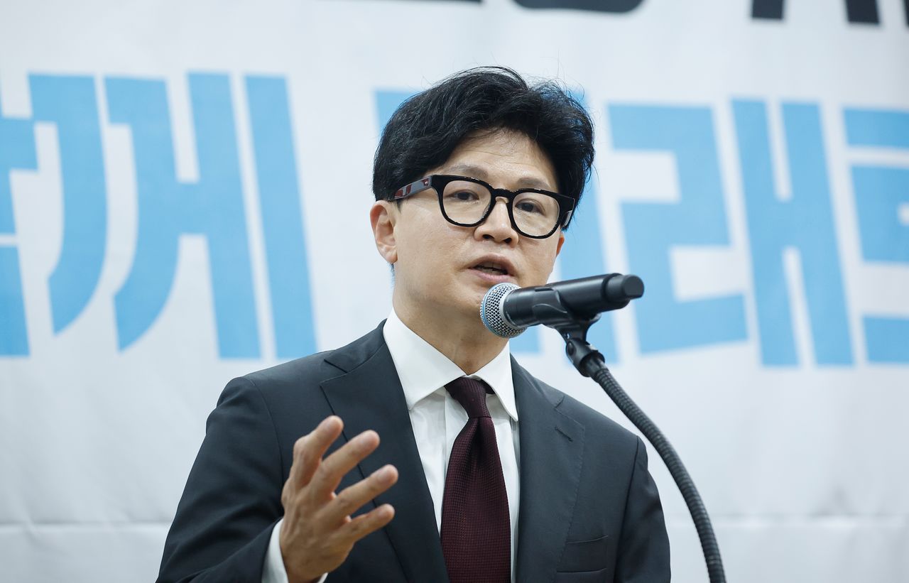 한동훈 무소속 의원이 2일 전남광주통합특별시 서구 홀리데이인 호텔에서 열린 김화진 국민의힘 전남광주통합특별시당 위원장 취임식에 참석해 축사를 하고 있다 뉴스1