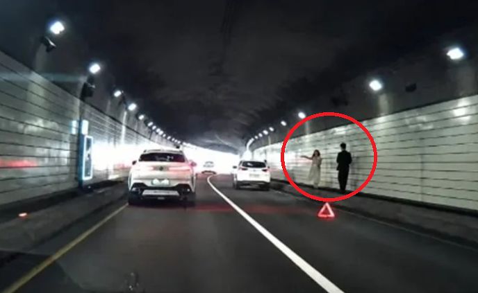 지난 1일 스레드에 서울 남산3호터널 안에서 남녀가 웨딩 촬영을 했다는 글과 함께 올라온 사진. 하지만 이들은 차 고차 고장으로 보험사를 기다리며 뒤따르는 차량에 수신호를 보내고 있었던 것으로 전해졌다. 사진 스레드 캡처