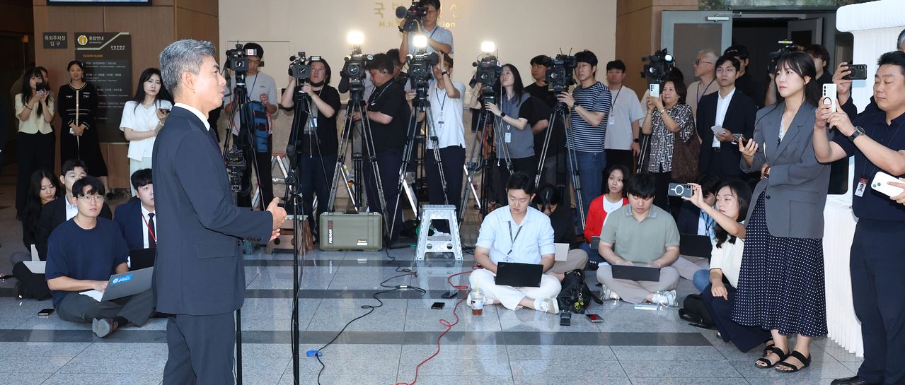 강신철 국방부 장관 후보자가 3일 청문회 준비 사무실이 차려진 서울 용산구 국방컨벤션으로 들어서며 취재진의 질문에 답하고 있다. 연합뉴스
